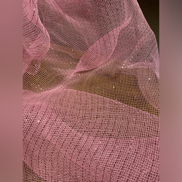 Pink Deco Mesh w/ Metallic Wire,Like New, 20”W by 55” L loose measurement - Picture 9 of 9